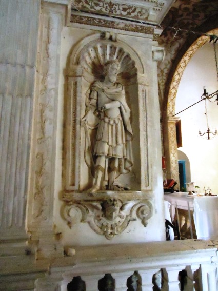 Chiesa della SS. Trinità a Trinità di Campli: una delle statue che ornano l'edicola.