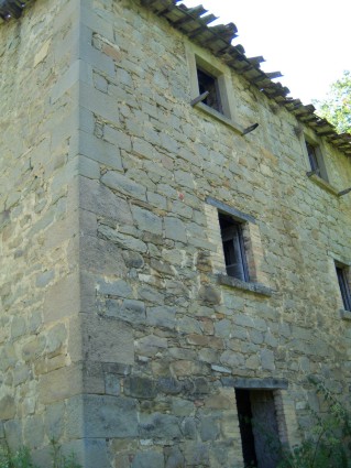 Valle Pezzata: un'abitazione con le mura ancora ben salde