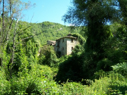 Valle Pezzata: le prime case arroccate del borgo