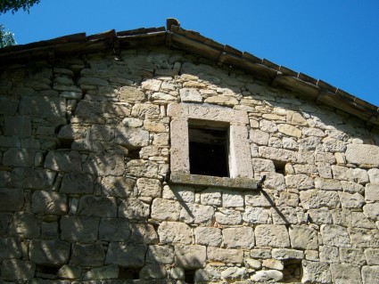 Valle Pezzata: la data 1699 incisa sull'architrave della finestra