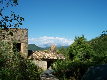Valle Pezzata: abitazioni a vista delle cime dei Monti Sibillini