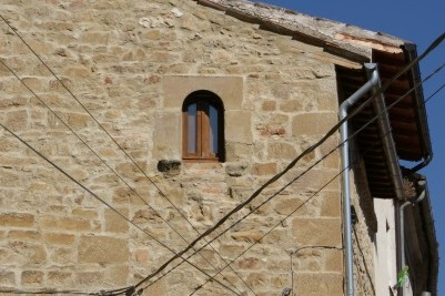 Valle soprana: finestrella con arco a tutto sesto