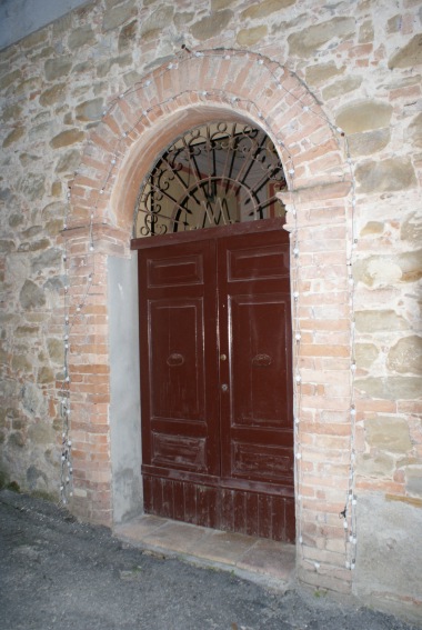 Chiesa della Madonna del Rosario a Valle Soprana (Te): portale d'ingresso