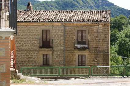 Valle Vaccaro di Crognaleto: una delle costruzioni pi antiche del borgo 