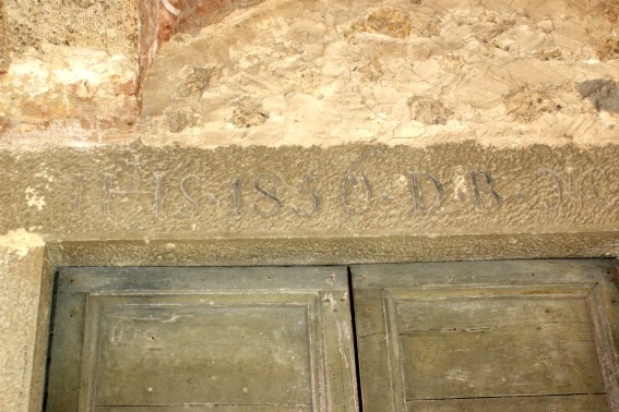 Vallenquina: data 1830 con simboli cristiani incisa sull'architrave