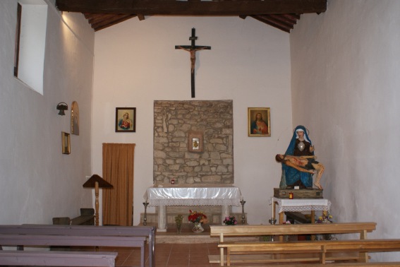 Vallenquina: statua della Madonna con Cristo Morto