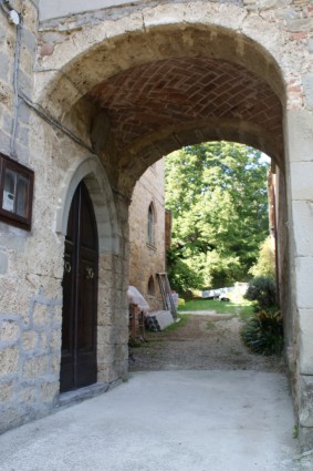 Vallenquina: arco d'ingresso