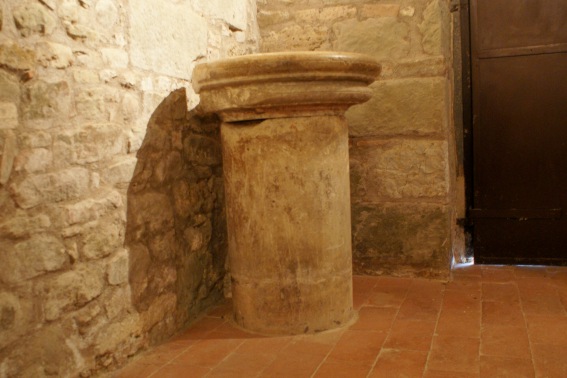 Chiesa di S. Maria a Brecciano a Villa Brozzi: acquasantiera in pietra con piedestallo