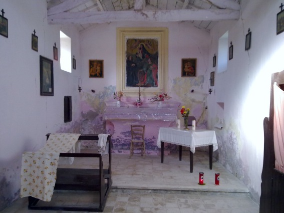 Chiesa di Santa Caterina a Villa Tassoni di Bellante: sulla parete di sinistra  visibile il quadro trafugato.