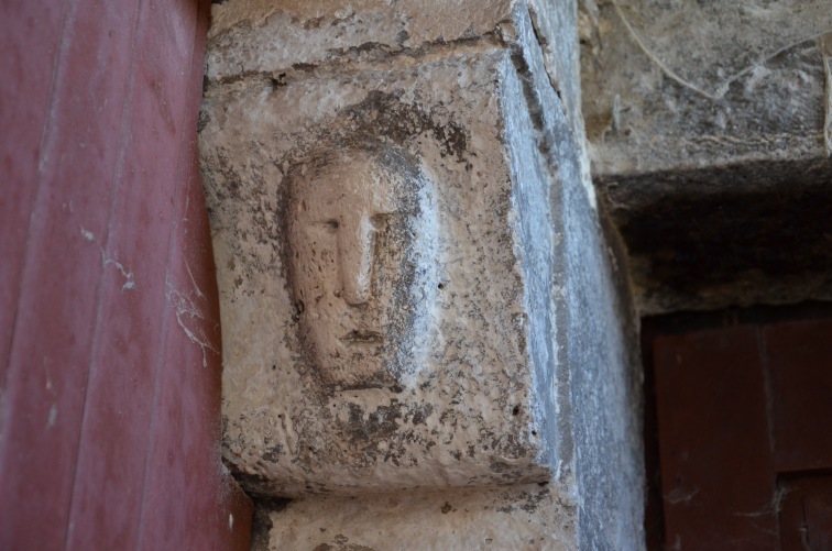 Villafranca di Valle Castellana (Te): maschera su una delle case più antiche del borgo